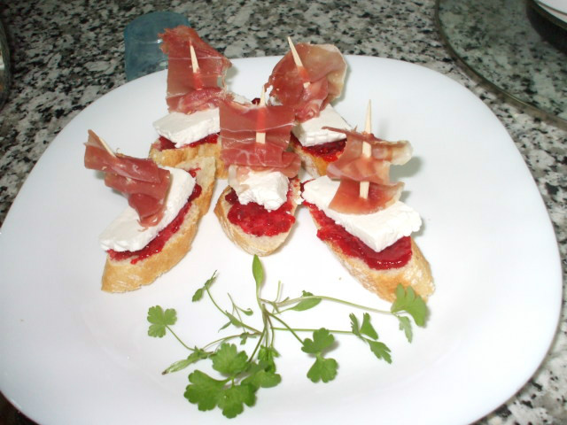 CANAPÉS DE REQUESÓN Y JAMÓN