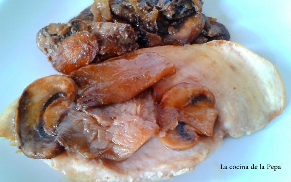 Pechugas de pollo con champiñones y setas con foie