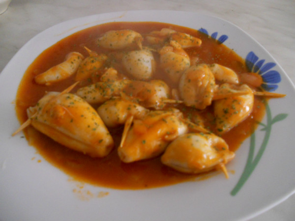 calamares rellenos en salsa de tomate