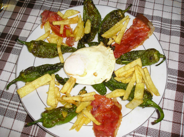 huevos con patatas fritas y pimientos rojos y verdes