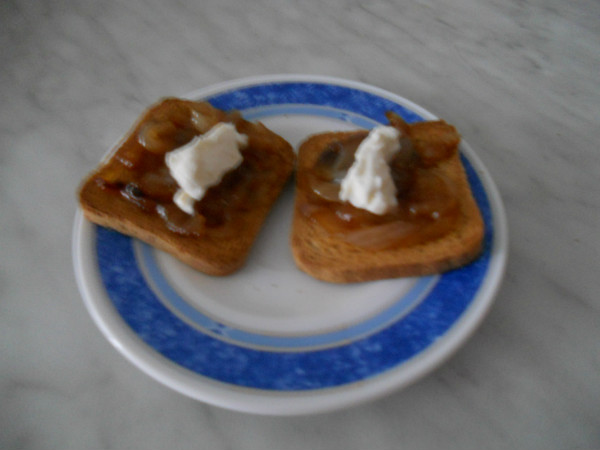 tostas de cebolla  caramelizaza  con queso