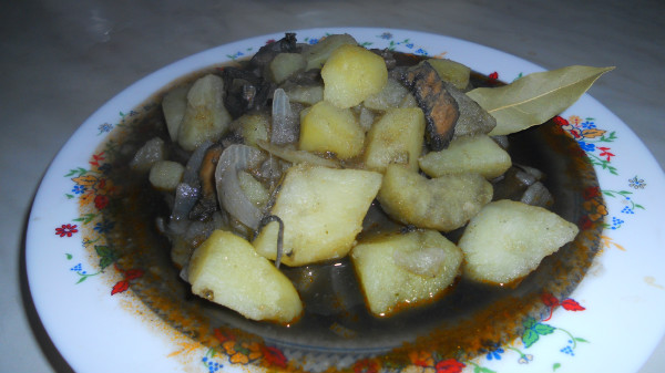 patatas rapidas con calamares en su tinta de lata