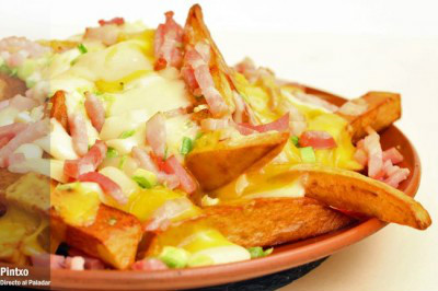 Patatas fritas con bacon y queso