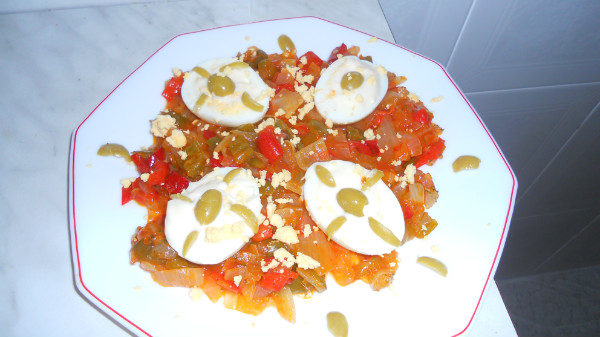 huevos rellenos  de atun con pisto