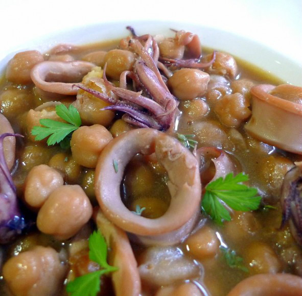 GUISO DE GARBANZOS CON CALAMARES