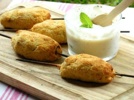 Kofta de pollo con salsa de yogur