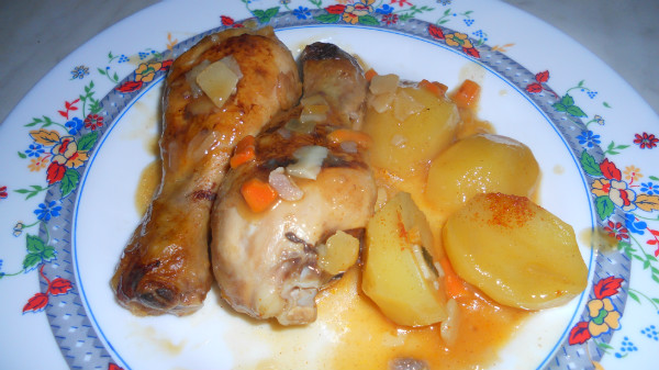 pollo con verduras y patatas