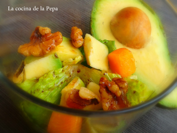 Ensalada de aguacate, manzana, queso y nueces con salsa vinagreta