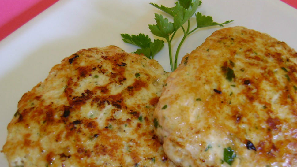 Hamburguesa de pequeña ave desplumada con cítrico verde.