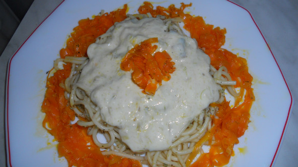 espagueti con salsa de queso y zanahoria