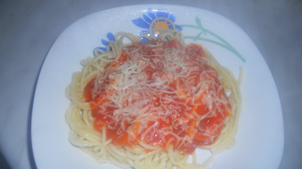 espagueti con tomate y queso