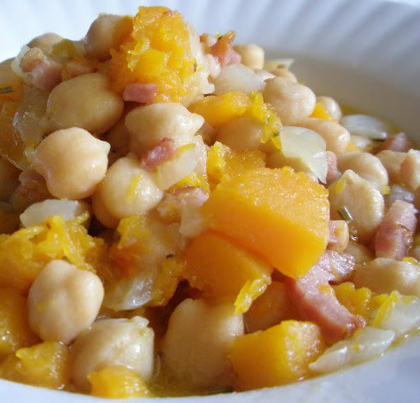 Garbanzos con vegetales al curry y culo de puerco curado