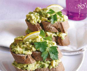 Tostas de aguacate y lácteo