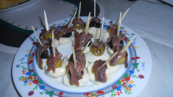 huevo de codorniz aceituna y anchoa