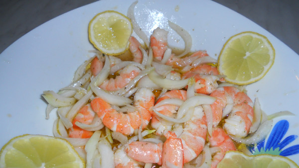 ensalada de langostinos y cebolla