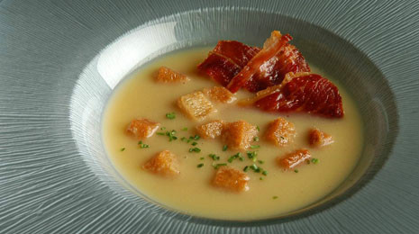 Crema de jamón con pan frito