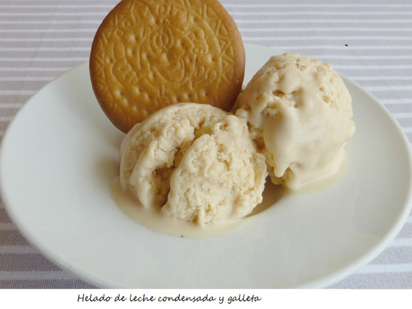 Helado de leche condensada y galleta