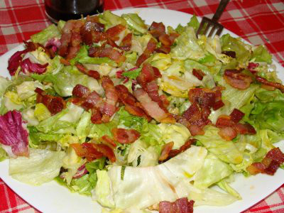 ENSALADA TEMPLADA DE BEICON CON VINAGRETA DE MIEL