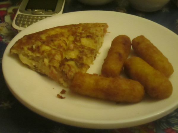 tortilla de coliflor y bocaditos de mar.