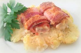 Rollitos de bacon, jamón queso con patatas gratinadas