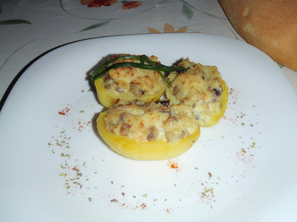 Patatas rellenas de yogur, atún y anchoas