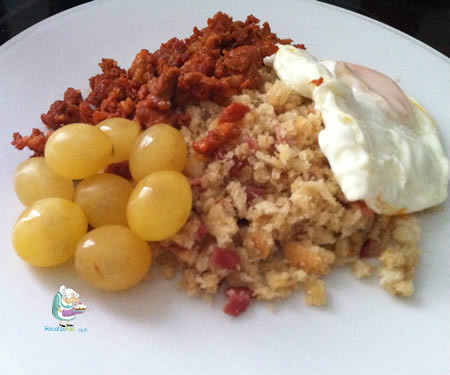 Migas de pan con picadillo y uvas