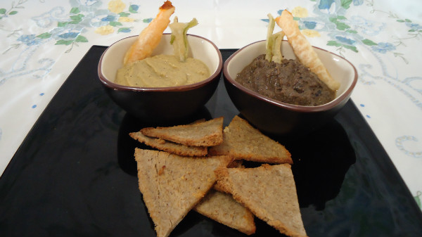 CROSTINNI DE PAN DE AJO Y TAPENADE VERDE Y NEGRO