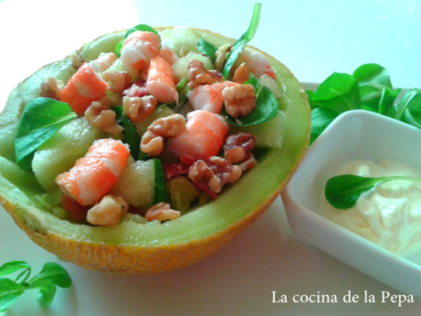 ENSALADA DE MELÓN CON JAMÓN Y LANGOSTINOS Y NUECES