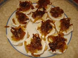 QUESO DE CABRA CON CEBOLLA CARAMELIZADA