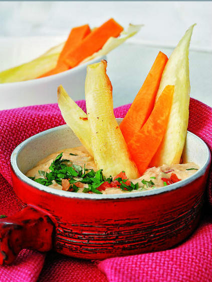 Dip de queso con chips de verduras