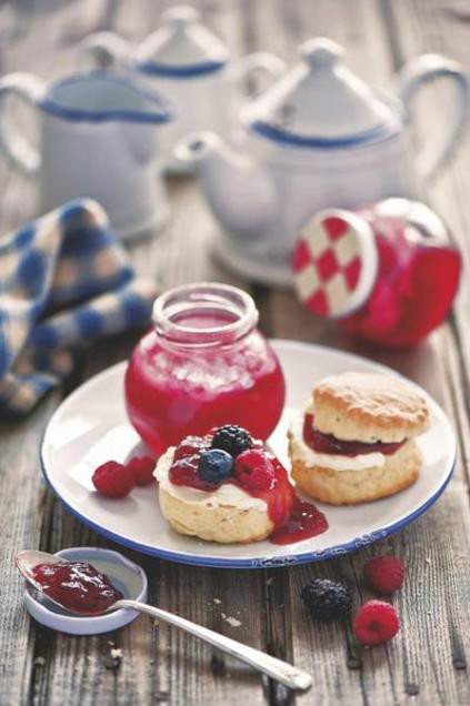 Scones con nata y mermelada