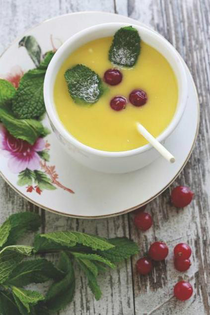 Batido de mango con grosellas y menta