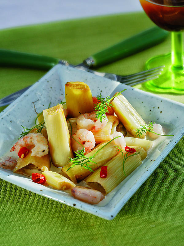 Puerros asados con gambas y guindilla