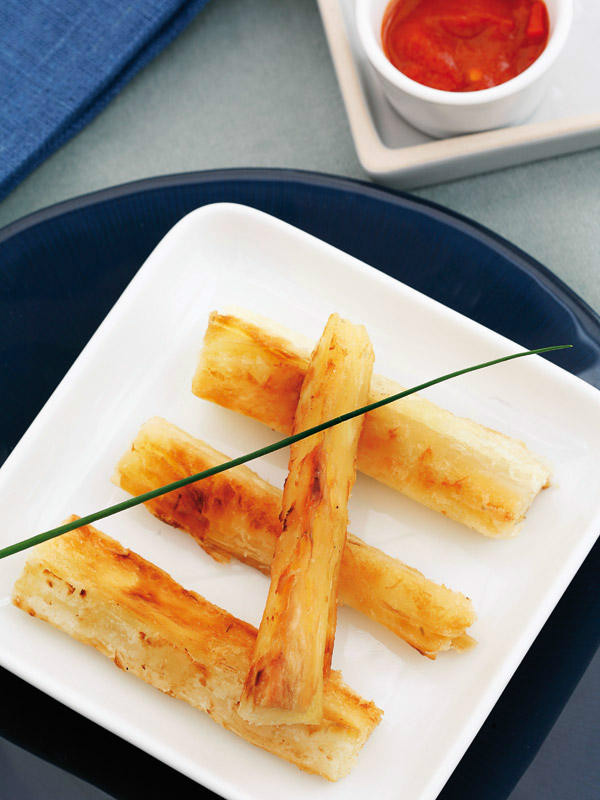 Yuca frita con salsa picante