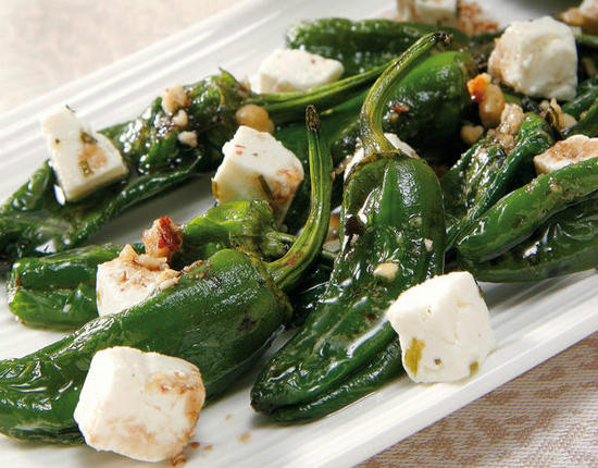 Ensalada de pimientos de Padrón y queso feta