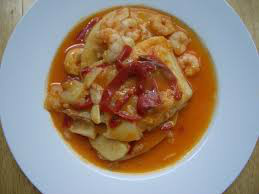 Bacalao con salsa de piquillos y gambas