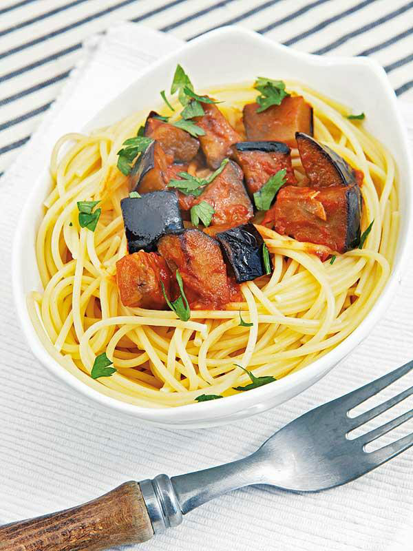 Espaguetis con berenjena y tomate