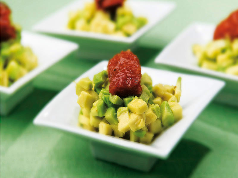 Tartar de aguacate con tomates secos