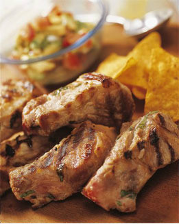 Costillas con nachos y guacamole