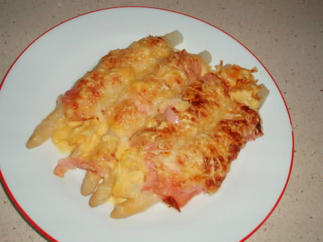 esparragos con jamon ,huevoy queso gratinados