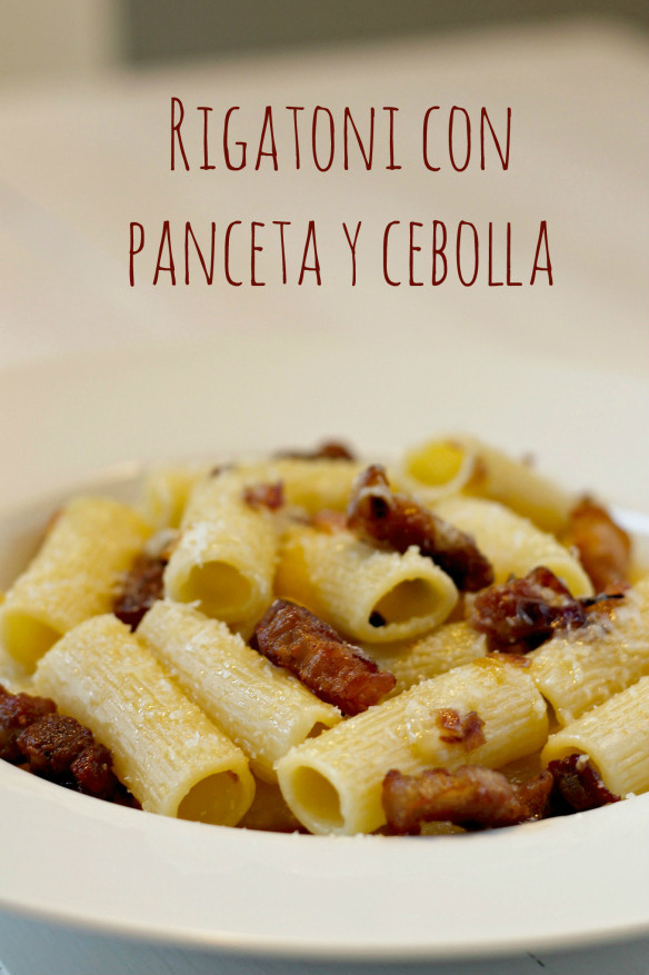 Rigatoni con panceta y cebolla