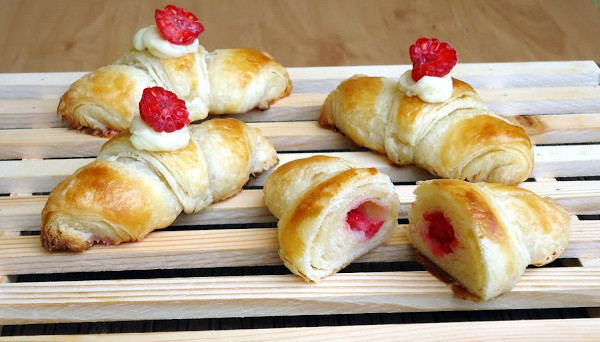 Mini Croissants con chocolate blanco y frambuesas