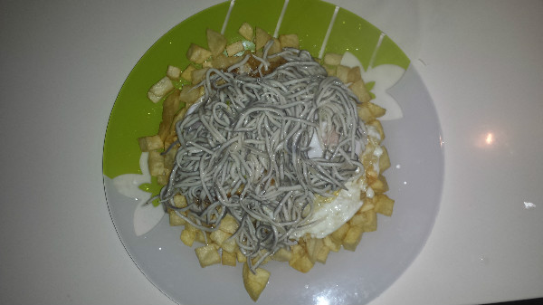 Patatas huevos y Gulas