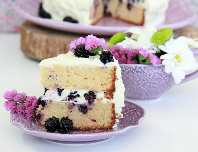 Tarta blanca de moras