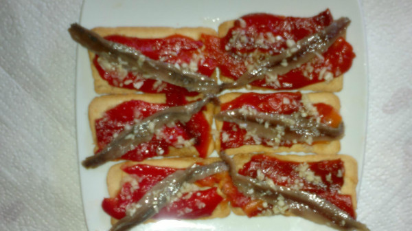 tosta de pimiento y anchoa al ajo