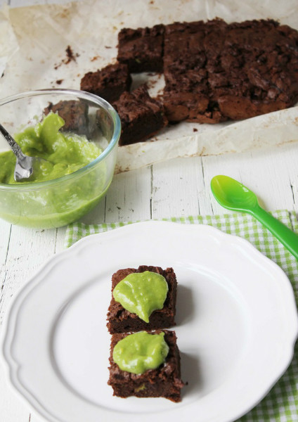 Brownie de aguacate con su crema verde