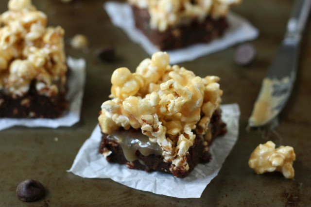 Brownie fundente con palomitas pegajosas