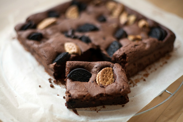 Brownie con múltiples galletas