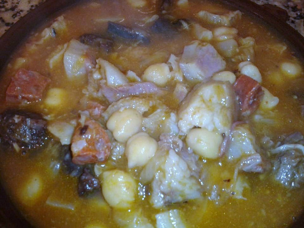 Tripa con cap i pota y garbanzos