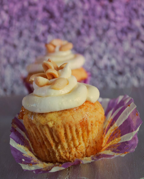 CUPCAKE DE RICOTTA Y ZANAHORIA CON FROSTING DE PETIT SUISE Y MIEL